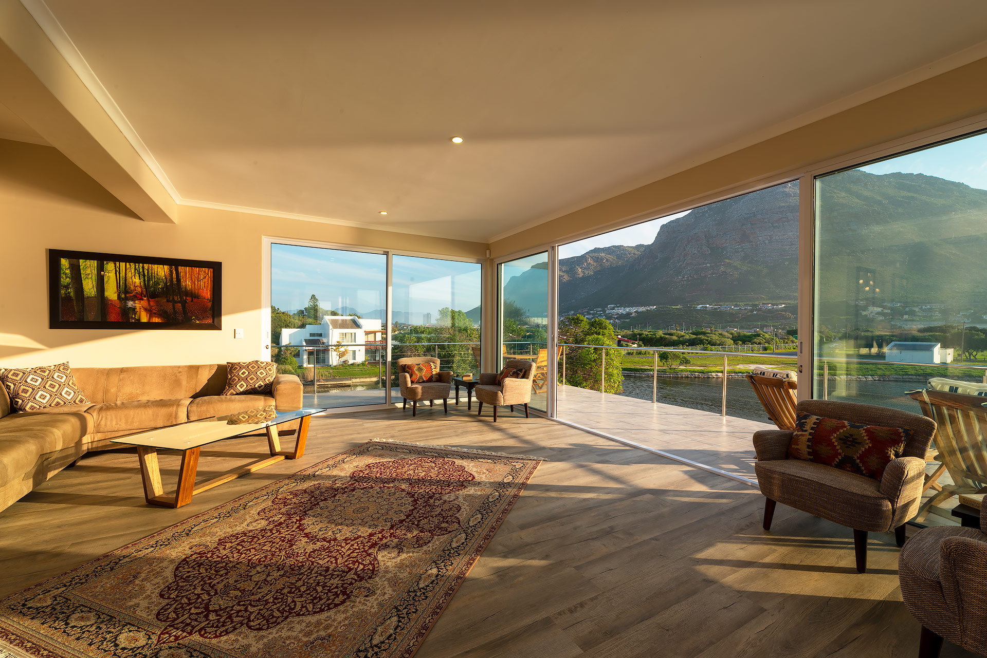 Living Room, offen zur Terrasse, mit Bergblick